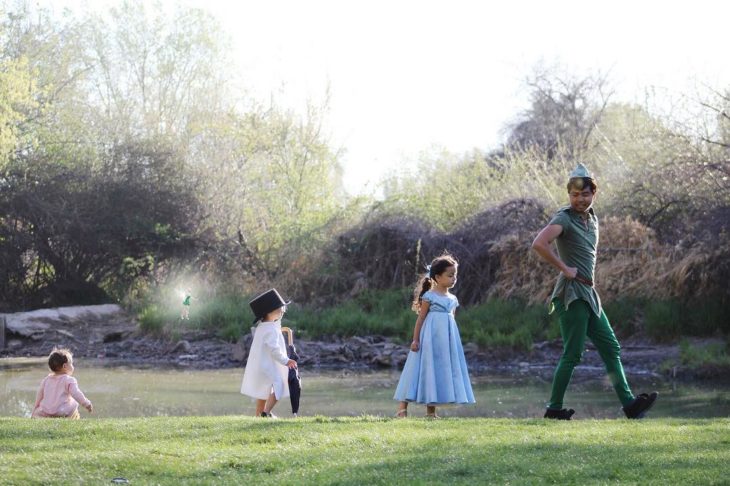 papá e hijas disfrazadas de peter pan y los niños perdidos