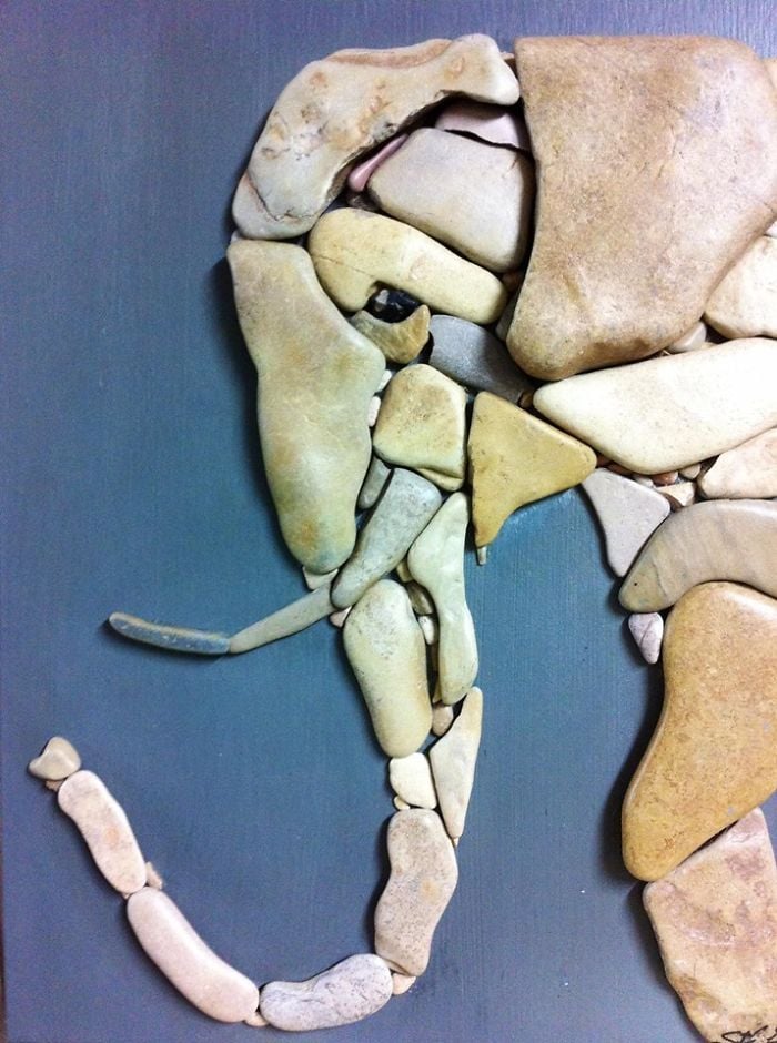 artista hace arte con piedras que junta en la playa