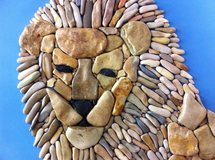 león: arte hecho con piedras de playa