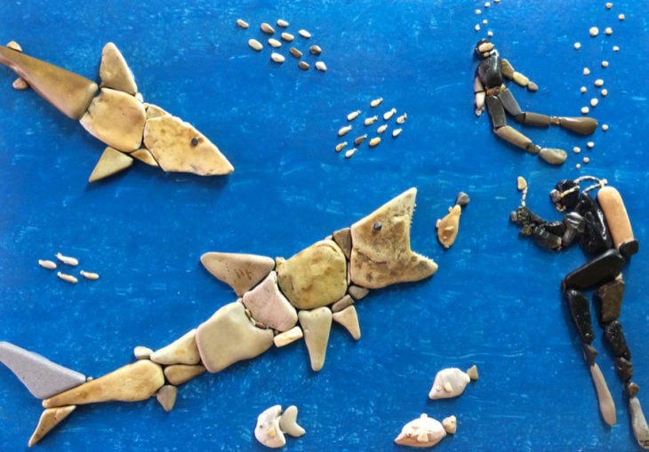 tiburones y buzos hechos con piedras de playa