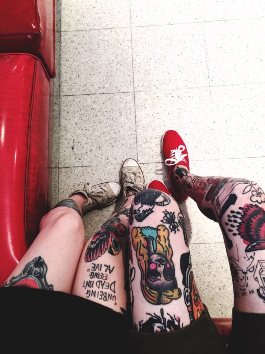 cuatro piernas tatuadas