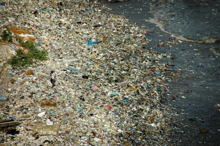 basura en un río