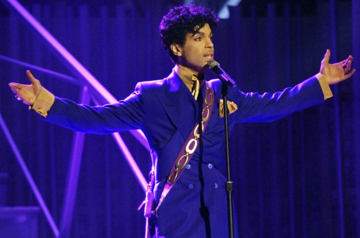 prince en traje púrpura