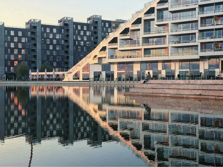 edificio en forma piramidal