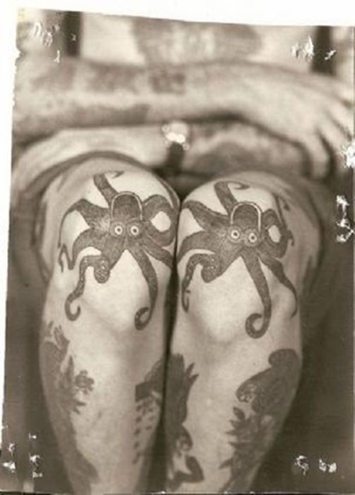 persona con pulpos tatuados en las rodillas