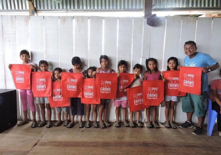 niños beneficiados con las sandalias que crecen 