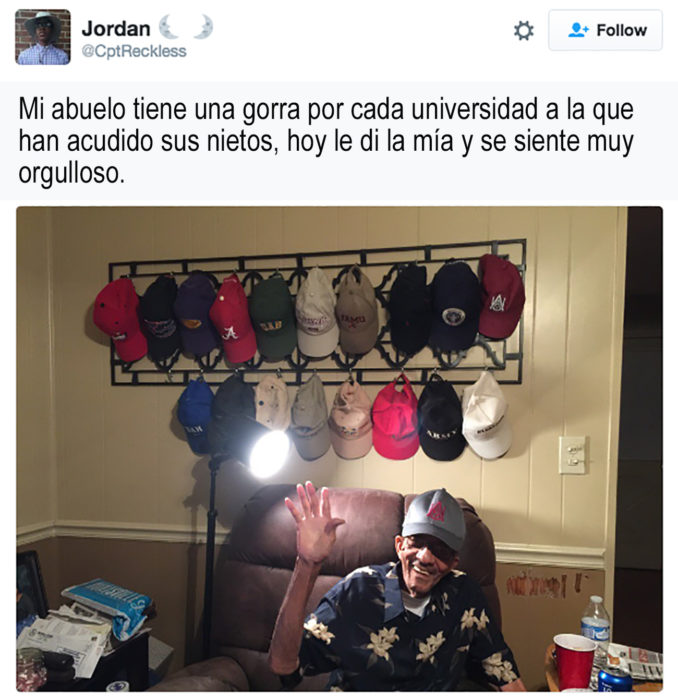 abuelo con una pared llena de gorras