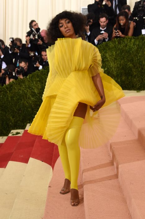 Solange Knowles vestida de amarillo