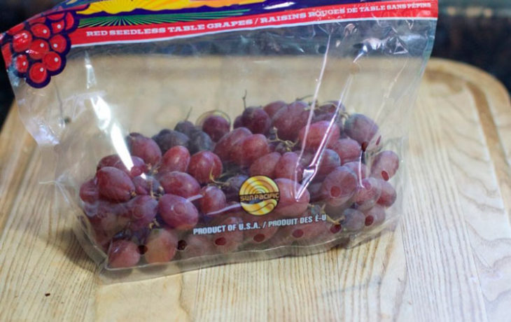 uvas en su bolsa de plástico 