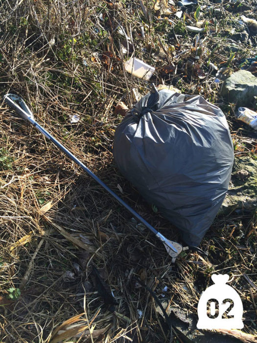 recolectar una bolsa de basura 