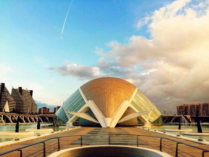 edificio geométrico de valencia, españa