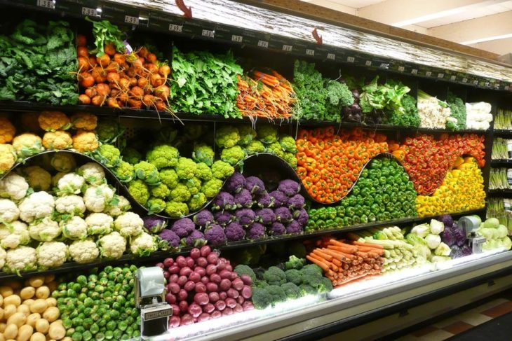 estante de verduras de supermercado organizado