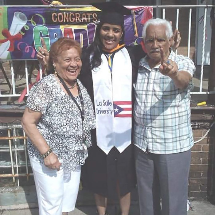 nieta graduada con sus abuelos