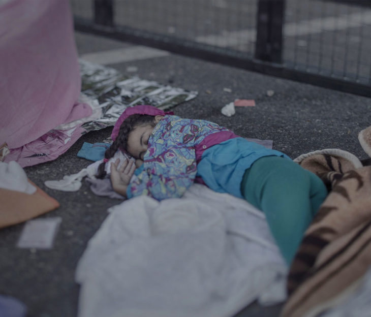 Niña dormida en la calle