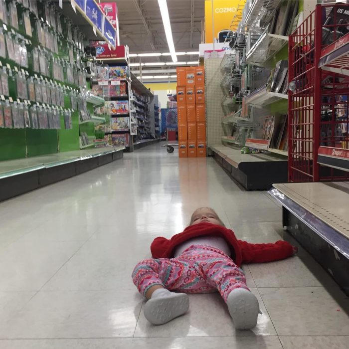 niño dormido en un pasillo del centro comercial