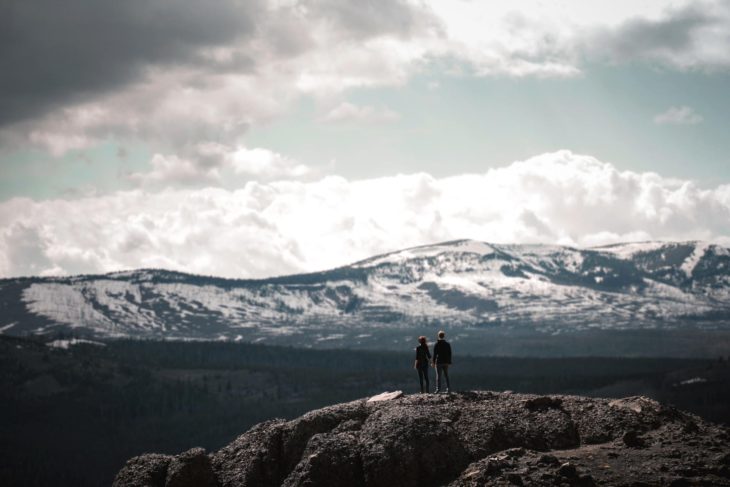 personas en paisaje montañoso 