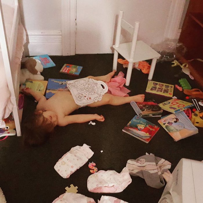 niña dormida en su cuarto desordenado