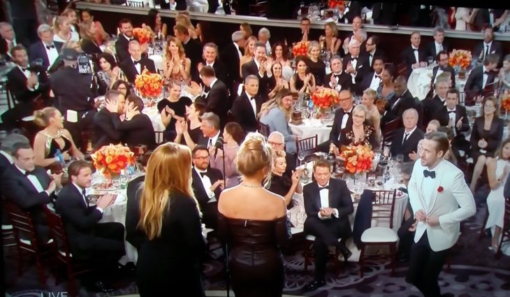 Captura de pantalla de cuando Ryan Goslin sube por su golden globe