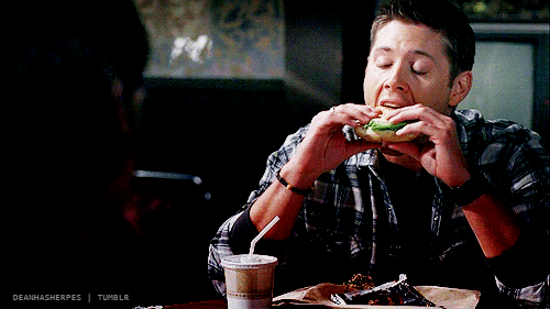 gif hombre comiendo hamburguesa