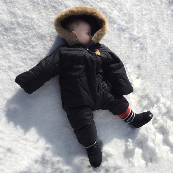 niño dormido sobre la nieve