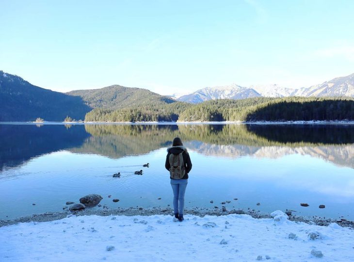 mujer frente a un lago