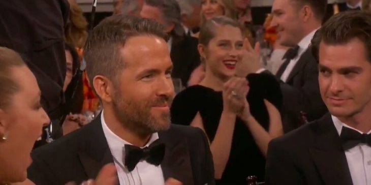 Andrew Garfield viendo a Ryan Reynolds