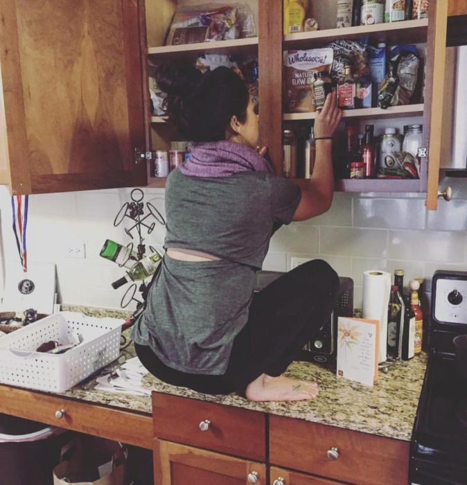 chica sentada en una cocina integral