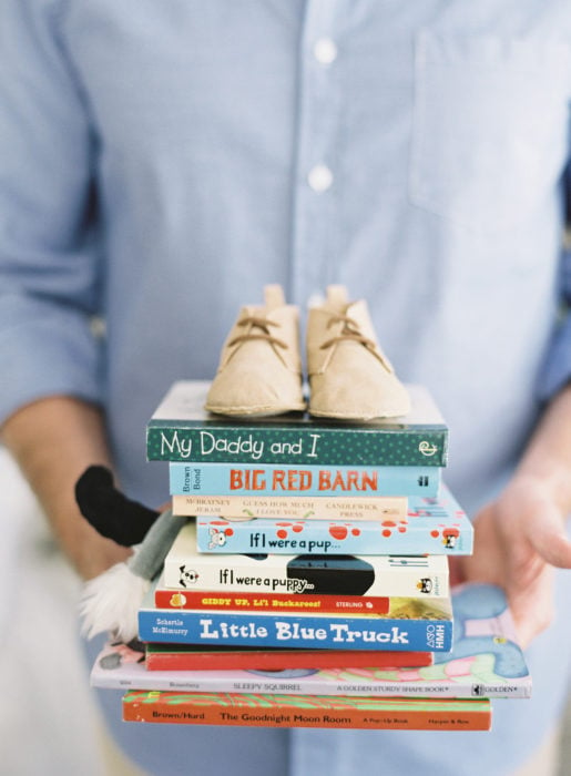 hombre sostiene libros con un zapatito