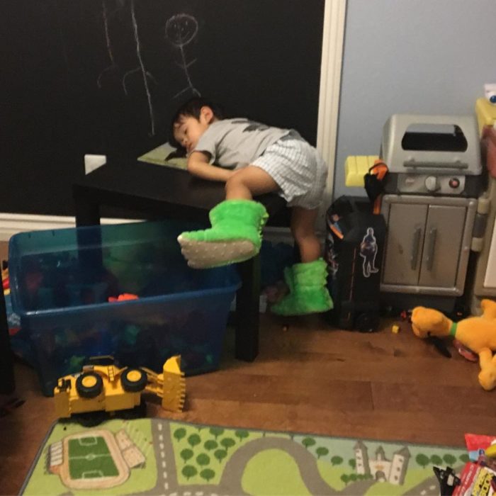 niño dormido sobre una mesa