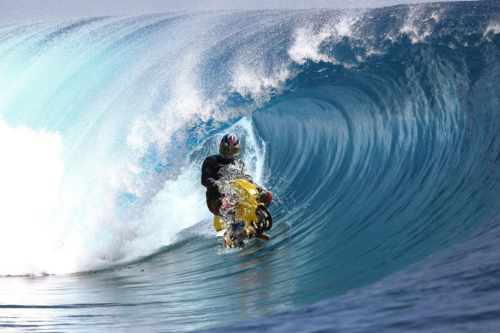 Motociclista surfeando 