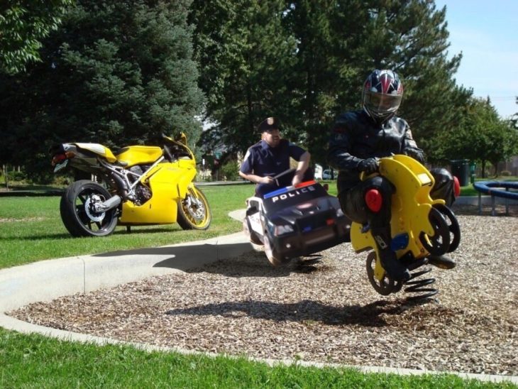 Policía sigue a motociclista