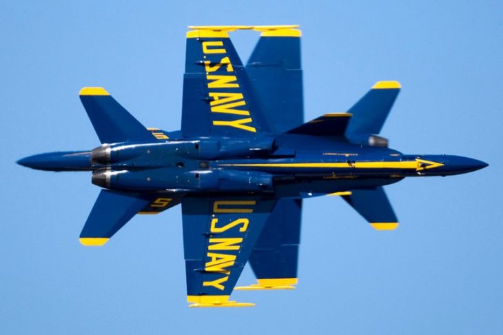 Fotografías militares avión azul