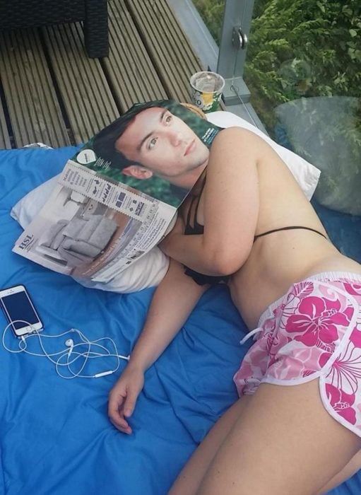 chica tomando la siesta con una revista en la cara 