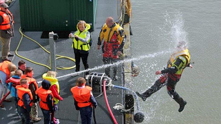 hombre recibe chorro de agua en la cara