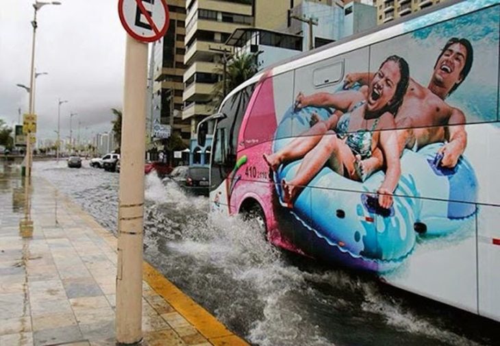 camión pasa por un charco 