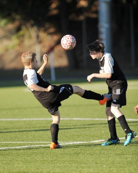 futbolistas patadas en la ingle 