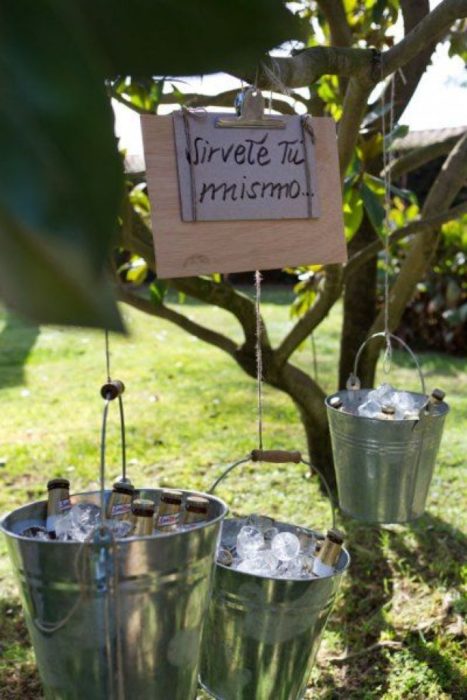 Cubetas de cerveza en boda