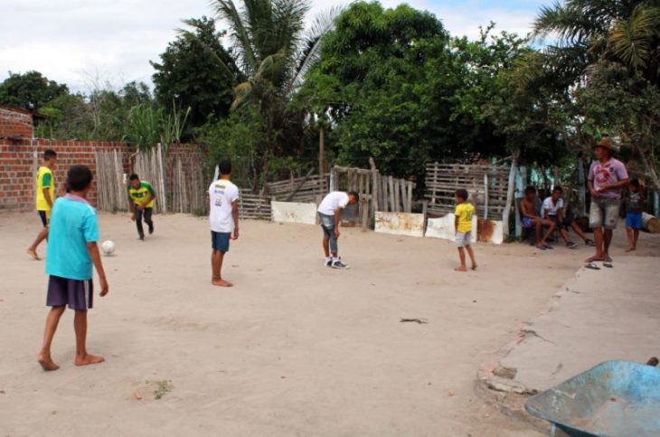 Niños jugando fútbol