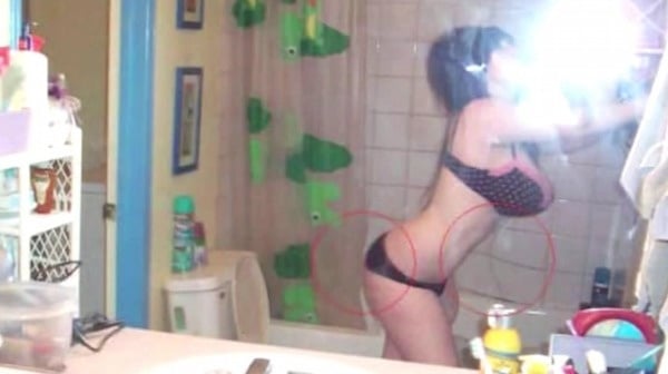 Photoshop - chica en lencería, la pared del baño se ve deforme