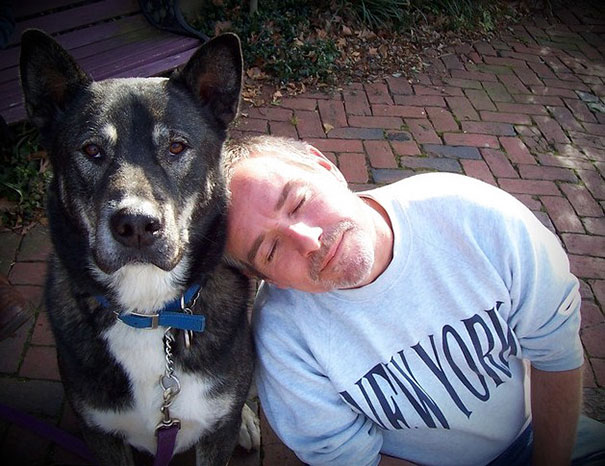 papa foto recargado al perro