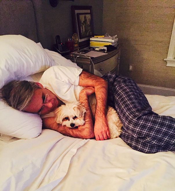 papá acurrucado con el perro