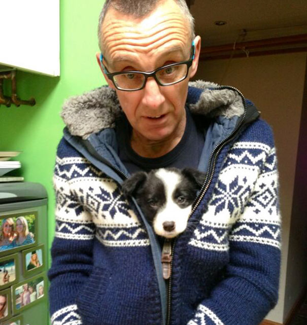Hombre con perro en el sueter