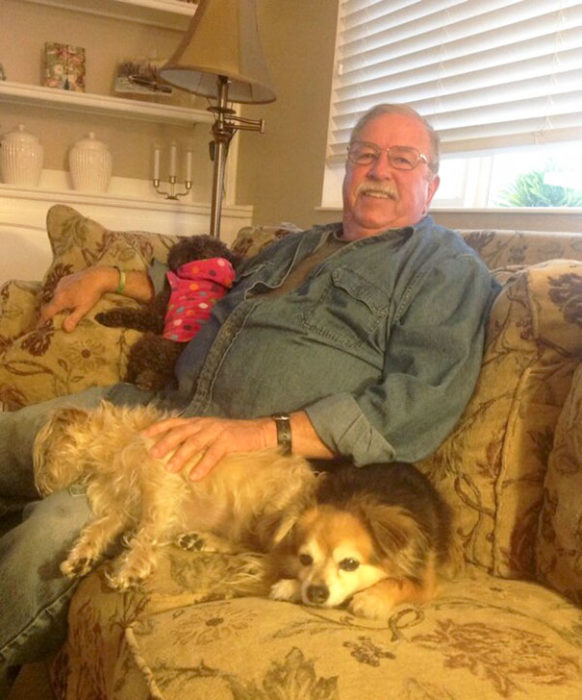 papa con tres perros en el sillón