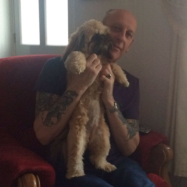 papa tatuado cargando al perro