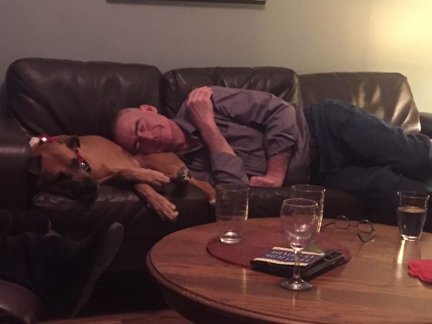 papa dormido arriba del perro