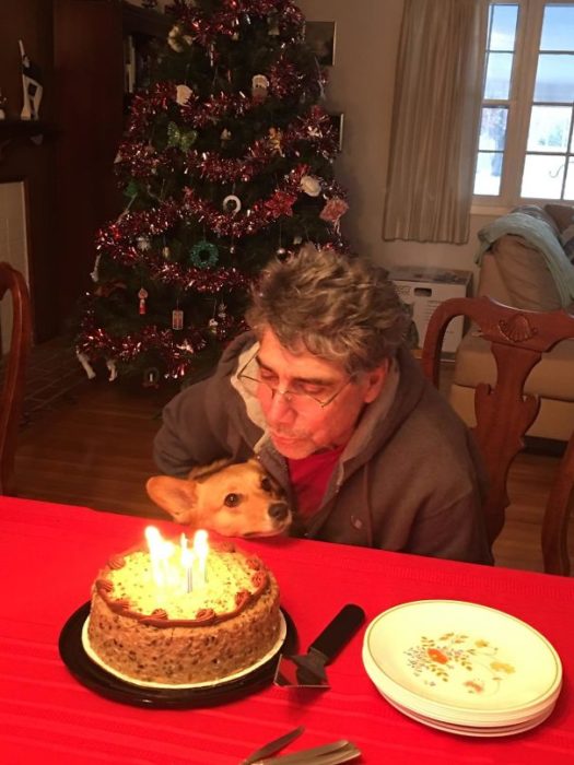 cumpleaños papá perro a su lado