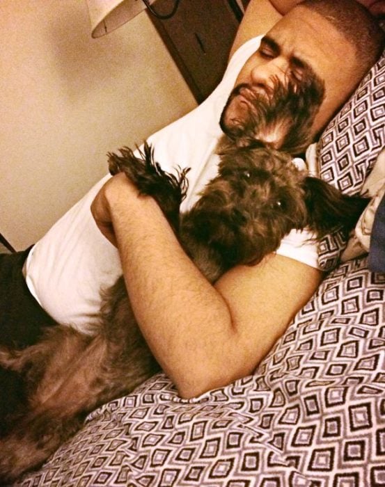 papa dormido abrazando al perro