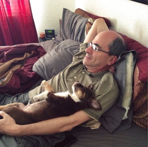 papa viendo tele con el perro