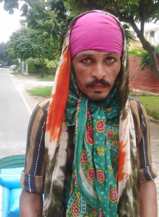 Un hombre vagabundo parece al capitan Jack Sparrow