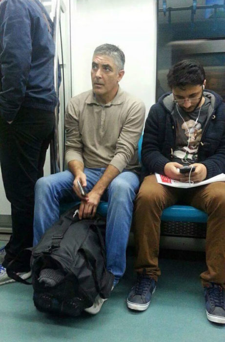 hombre en el metro se parece a george clooney 